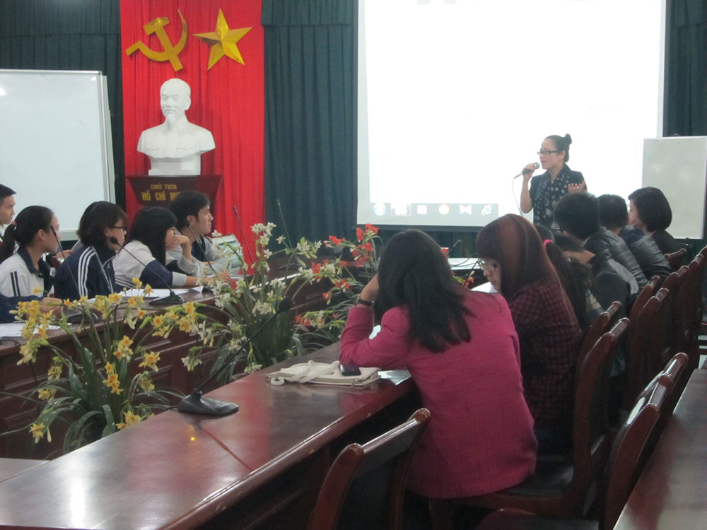 chuyen-gia-pham-hien-cung-sinh-vien-mo-thao-luan-thuc-trang-sinh-vien-hien-nay