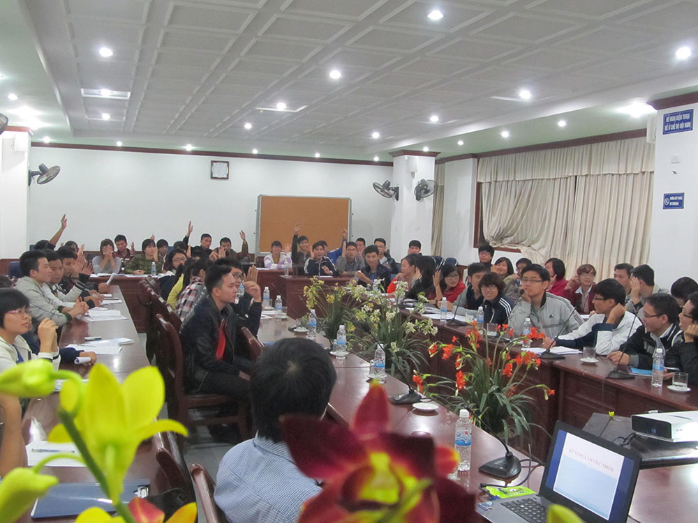 hoi-thao-thuc-trang-sinh-vien-hien-nay-cung-chuyen-gia-pham-hien